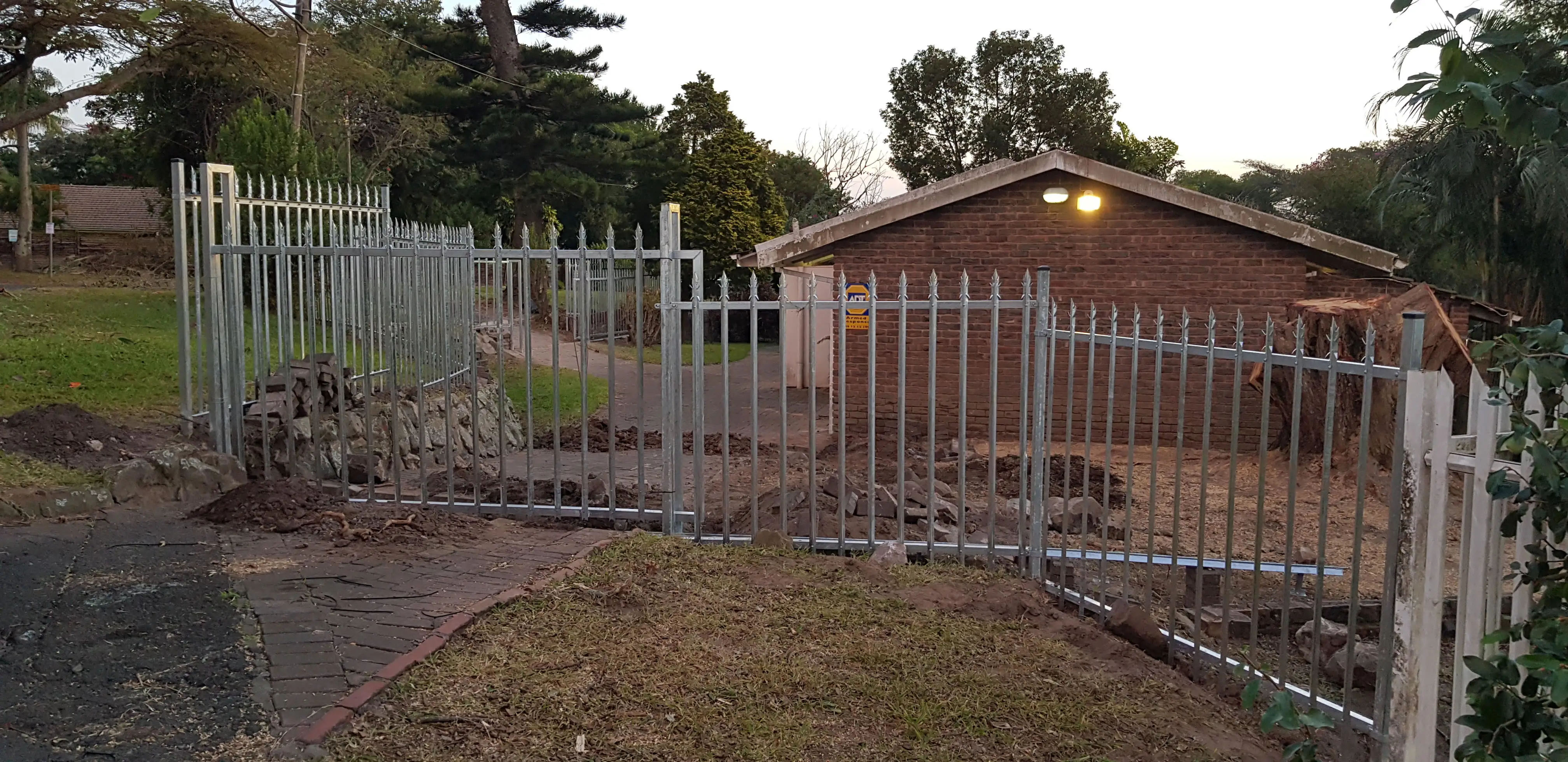Palisade Fencing Kloof Installation of Steel Palisade Fencing in the backyard.